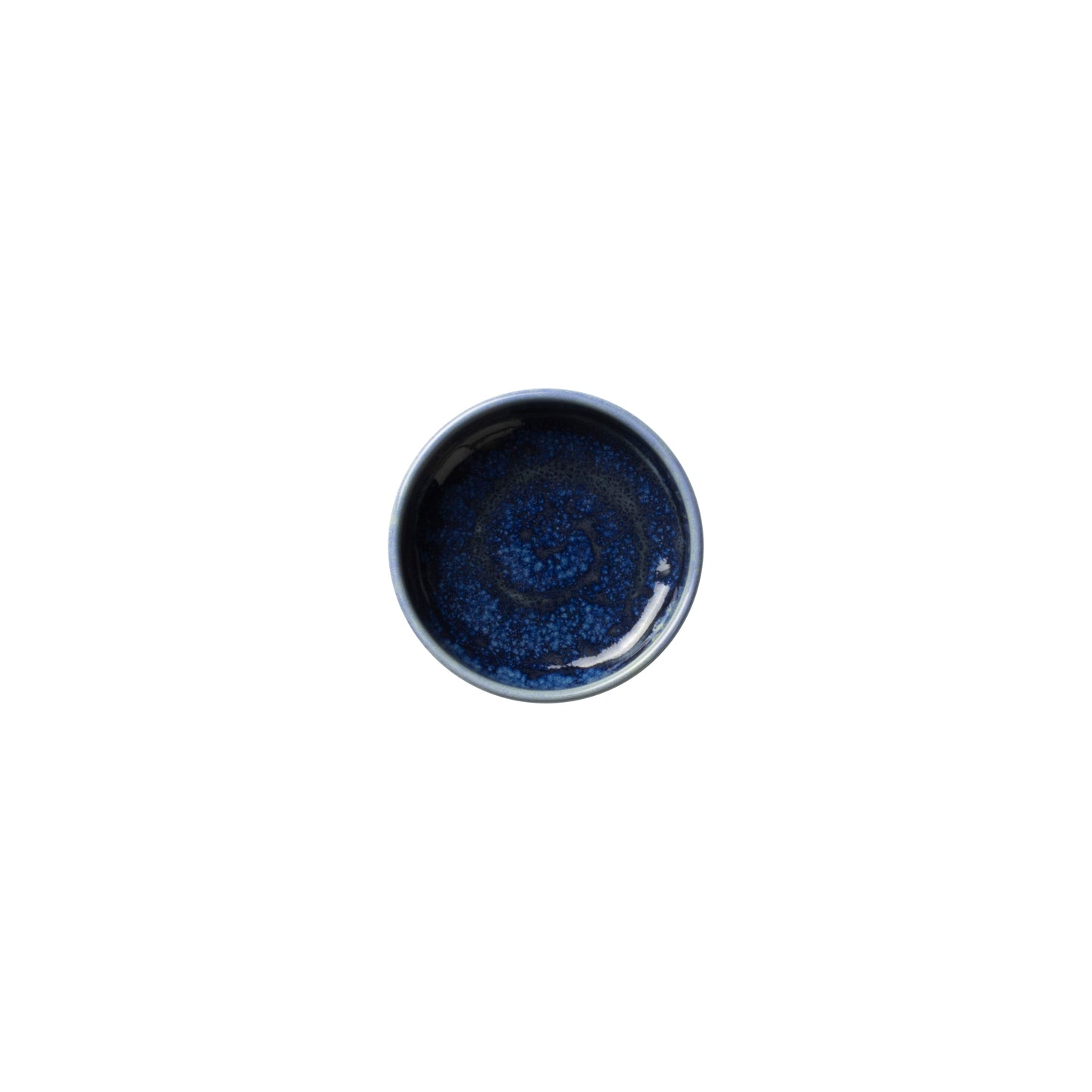 Blauer Teller mit spiralförmigem Muster.