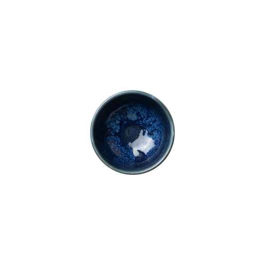 Blaue Keramikschale mit Muster.