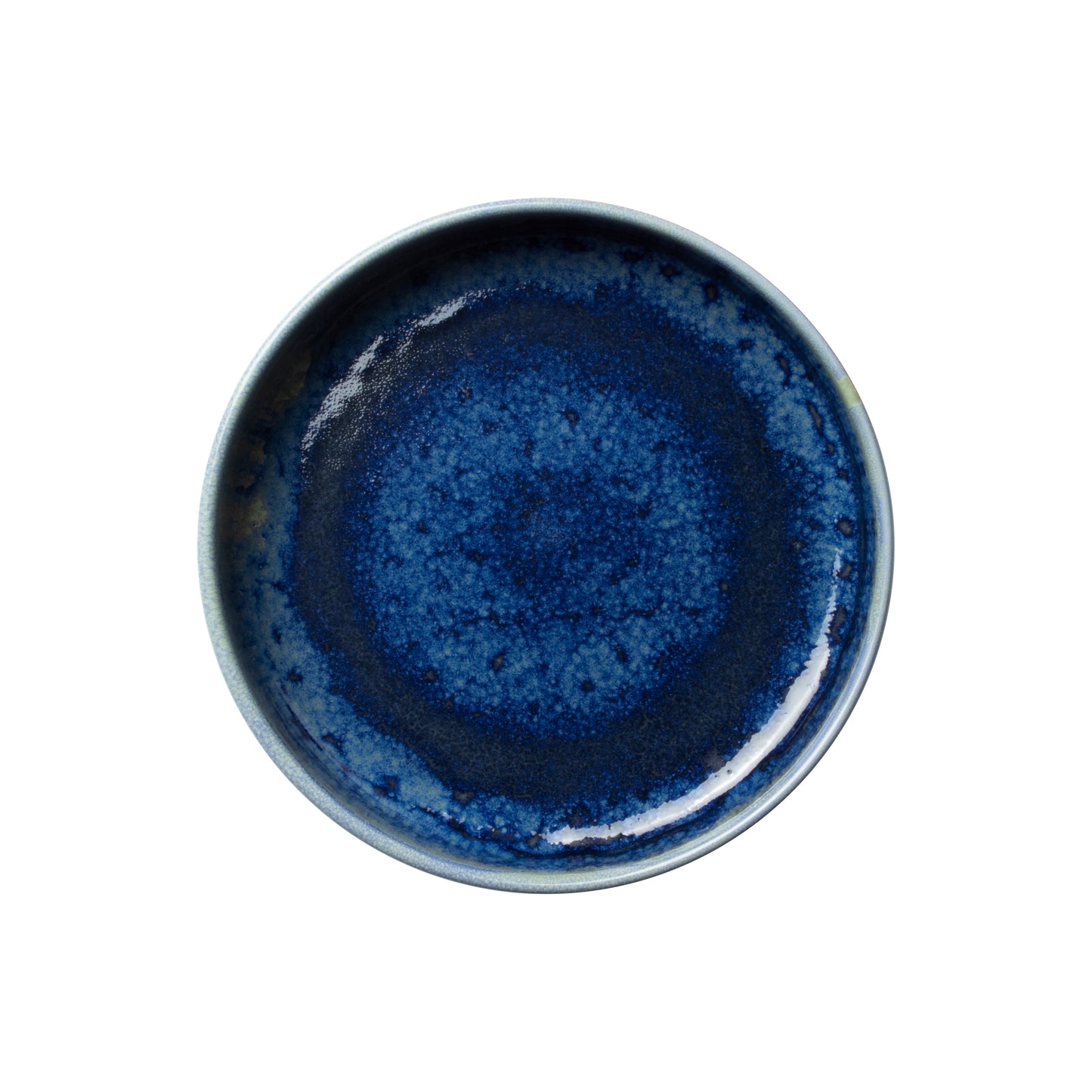 Blauer Keramikteller mit Muster.