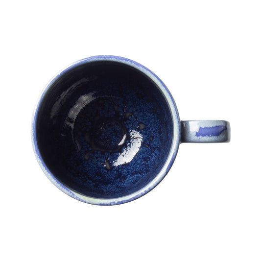 Blaue Keramiktasse von oben.