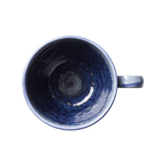 Blaue Tasse von oben fotografiert.