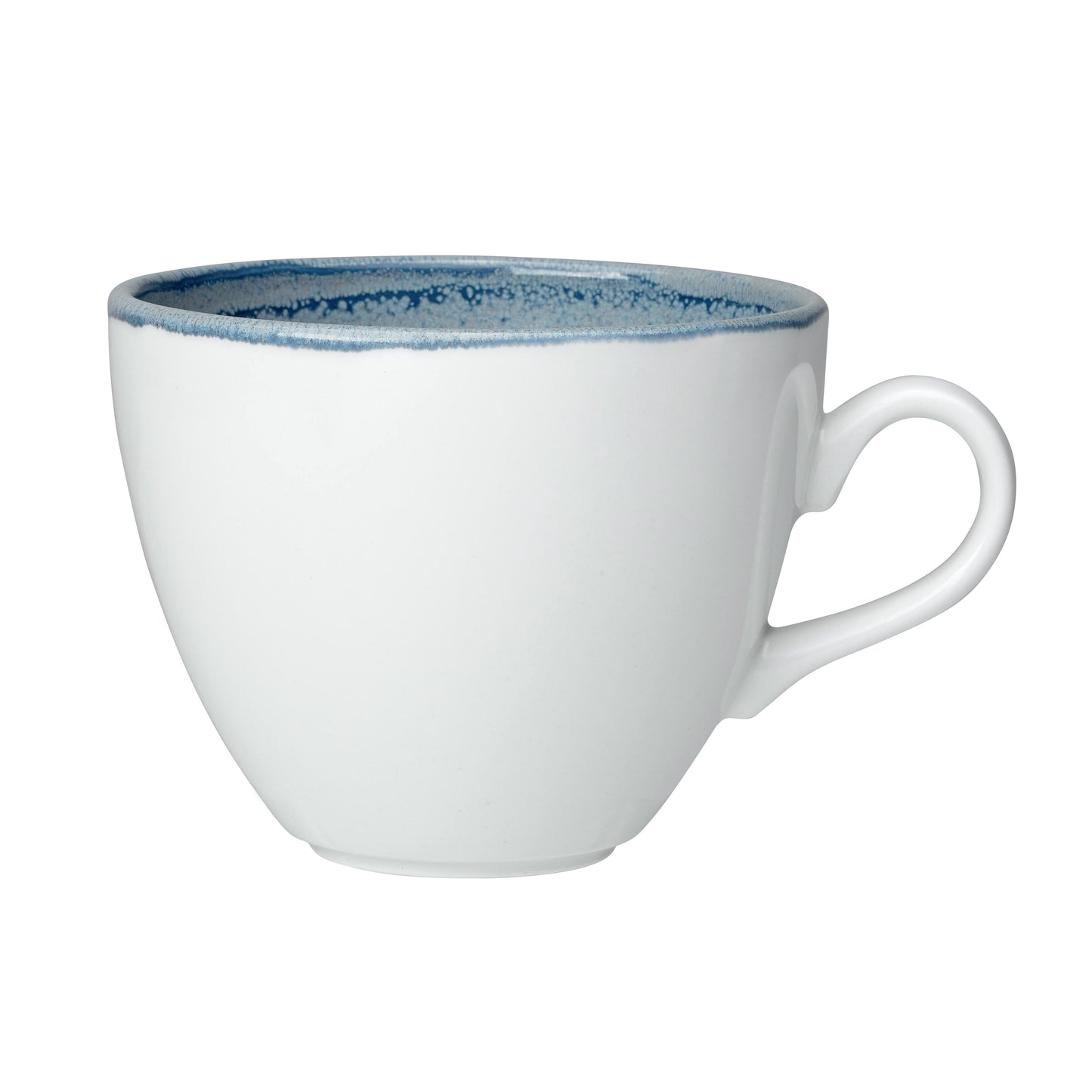 Weiße Tasse mit blauem Rand.