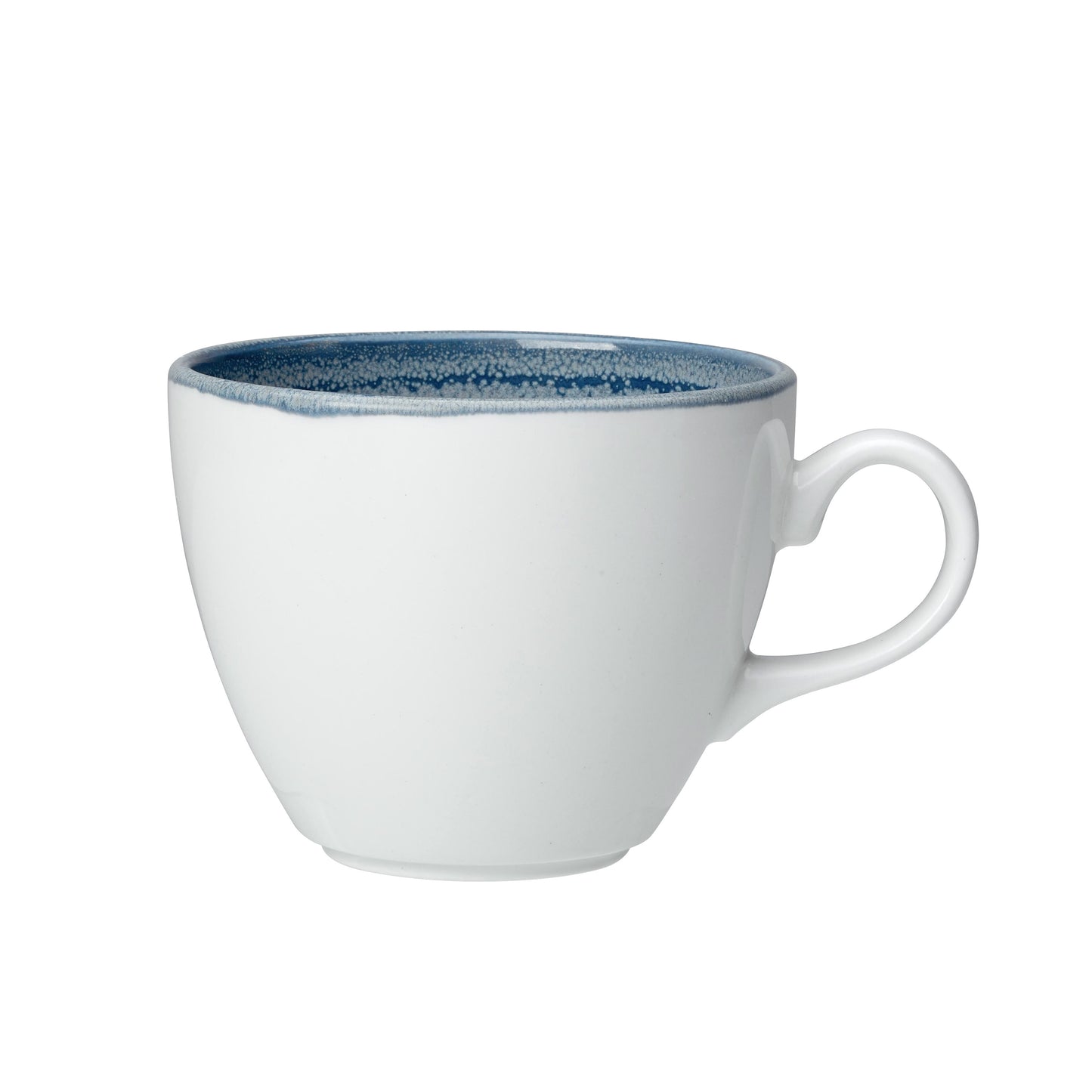 Weiße Tasse mit blauem Rand.