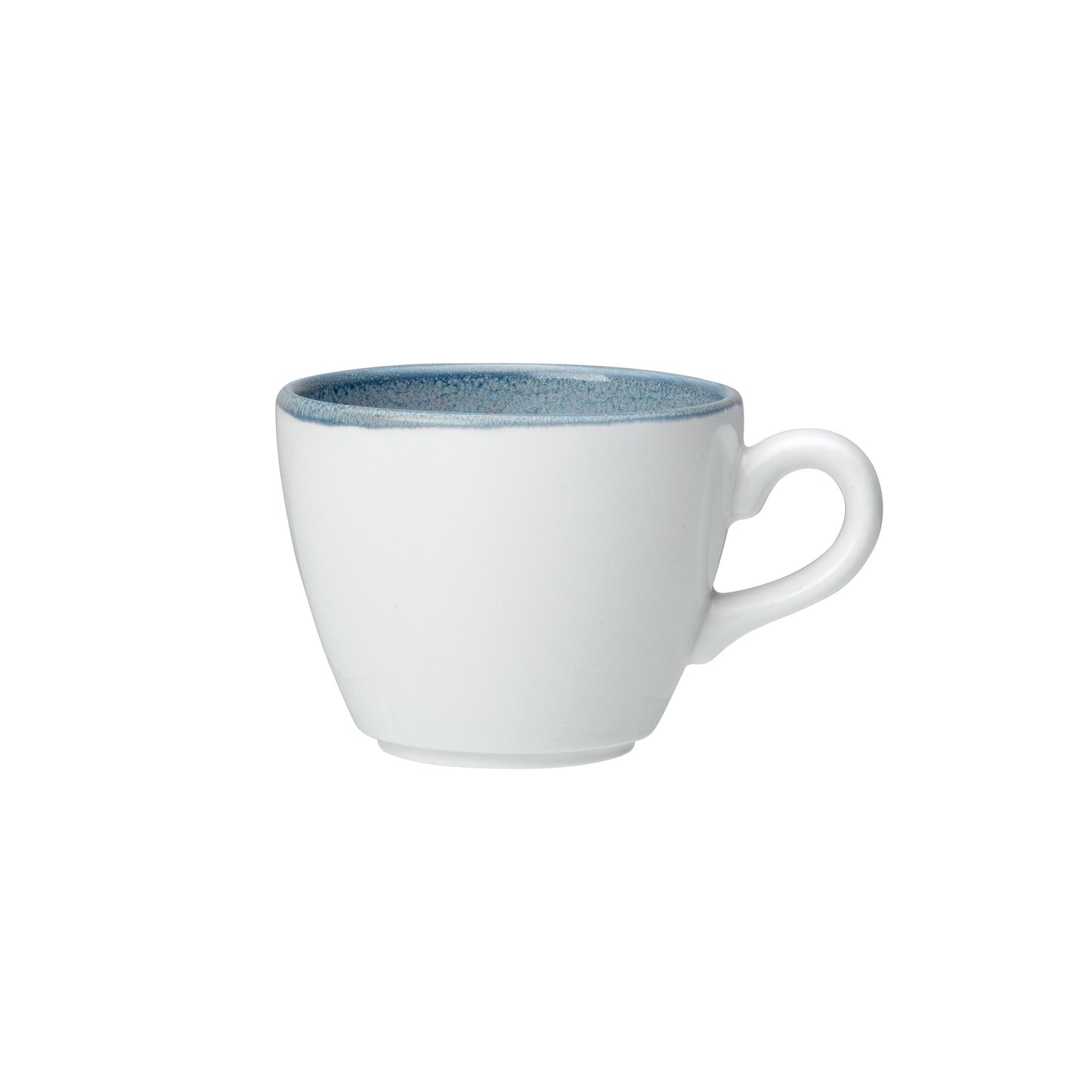 Weiße Tasse mit blauem Rand.