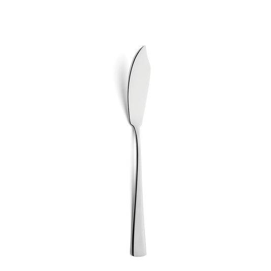 Silbernes Buttermesser auf weißem Hintergrund.