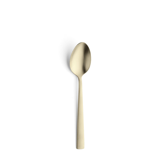 Goldene Löffel auf weißem Hintergrund