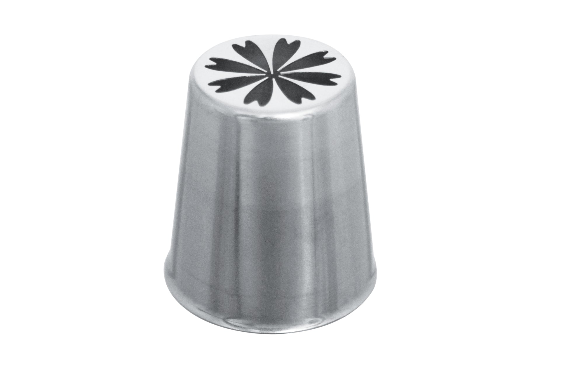 Metallischer Servierbecher mit Muster.