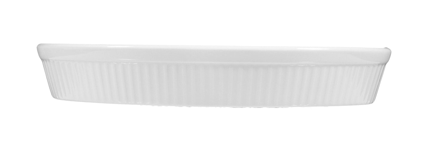 Weiße, runde Auflaufform aus Porzellan.