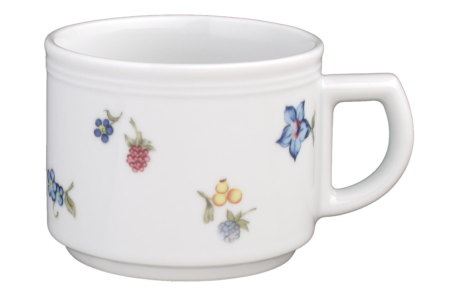 Blaue und rote Beeren auf Tasse