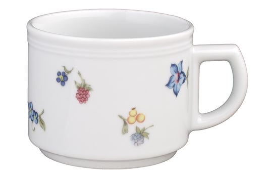 Blaue und rote Beeren auf Tasse