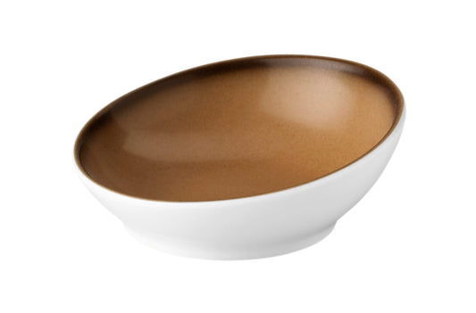 Leere braune Schale auf Weiß.