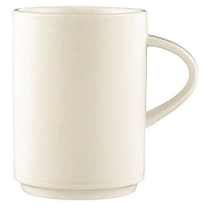 Weiße Porzellantasse, schlichtes Design.