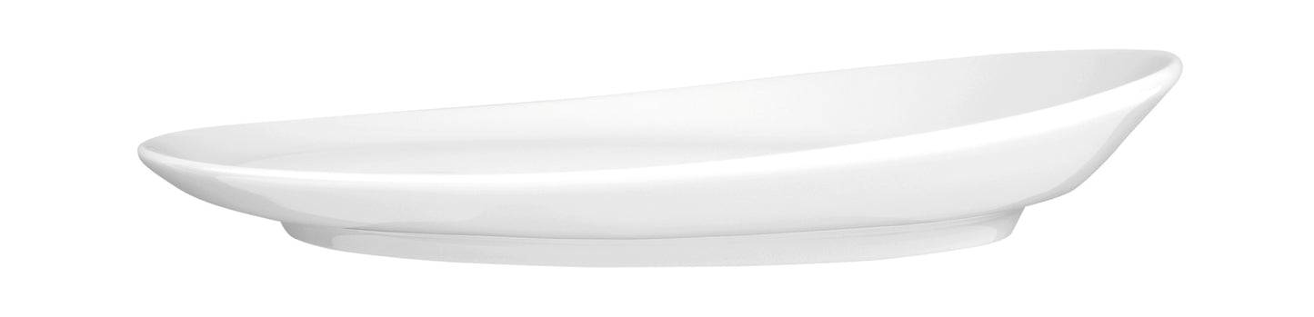 Weißer, leerer Porzellanteller, frontal.