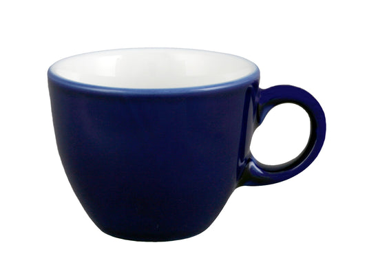 Blaue Kaffeetasse, Nahaufnahme, weißer Hintergrund