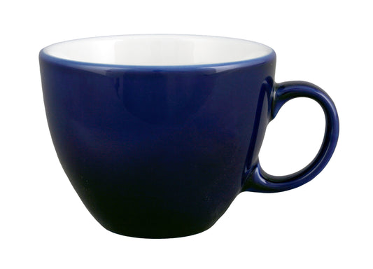 Blaue Kaffeetasse vor weißem Hintergrund