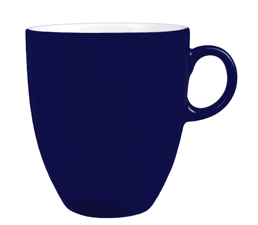 Dunkelblaue Kaffeetasse auf Weiß.