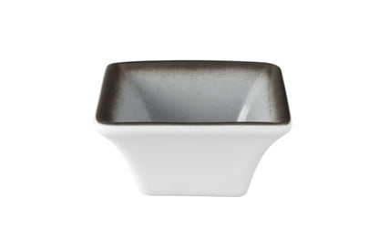 Weiße Servierschale mit Metallinnenfläche
