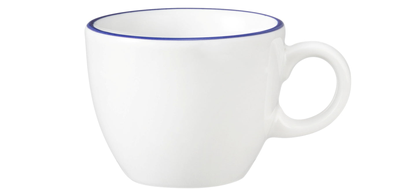 Weiße Tasse mit blauem Rand.
