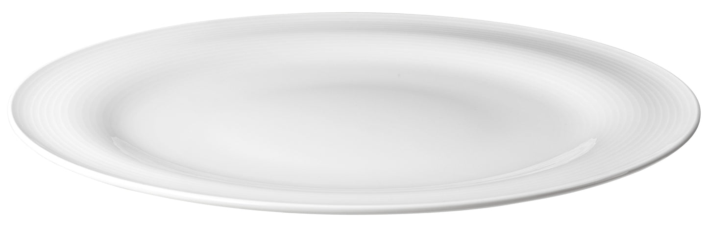 Leere weiße Teller für Gastronomie