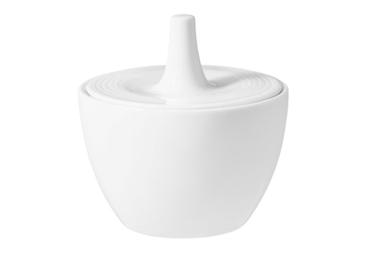 Weiße Keramikschale mit Milch.