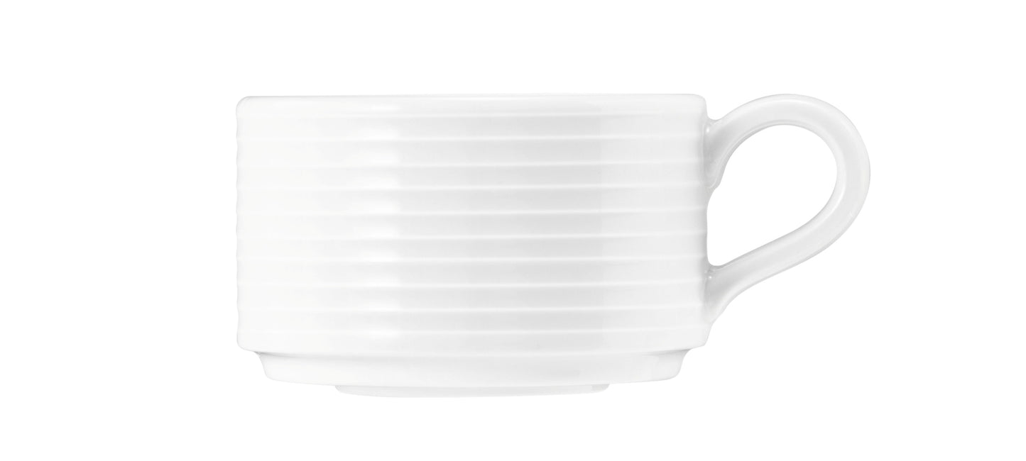 Weiße Kaffeetasse mit Rillenstruktur