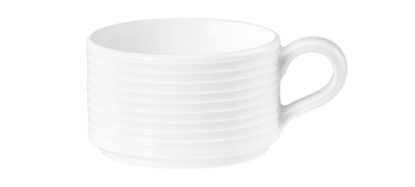 Weiße Kaffeetasse mit Rillenstruktur