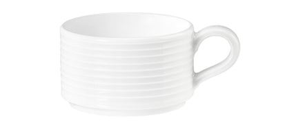 Weiße Kaffeetasse mit Rillenstruktur