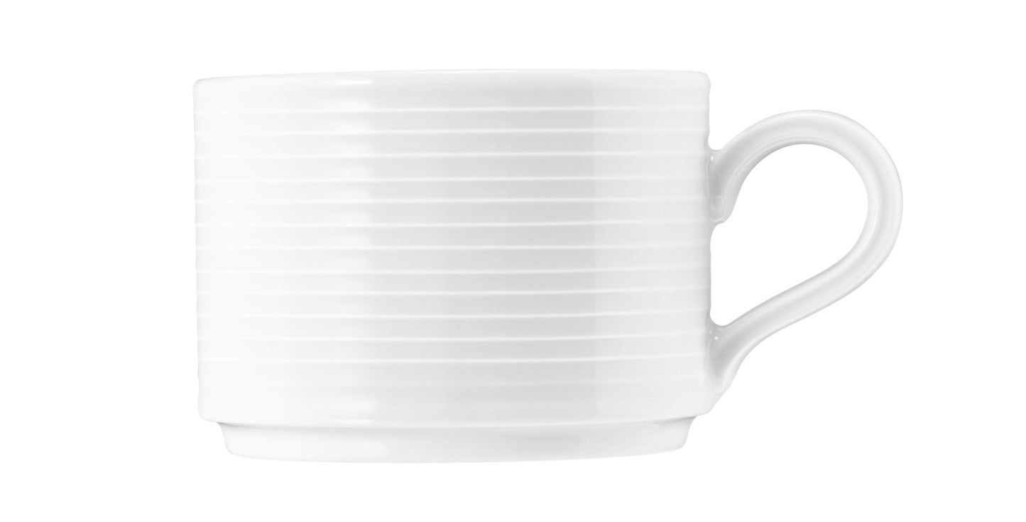 Weiße Kaffeetasse mit Rillenstruktur