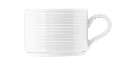 Weiße Kaffeetasse mit Rillenstruktur
