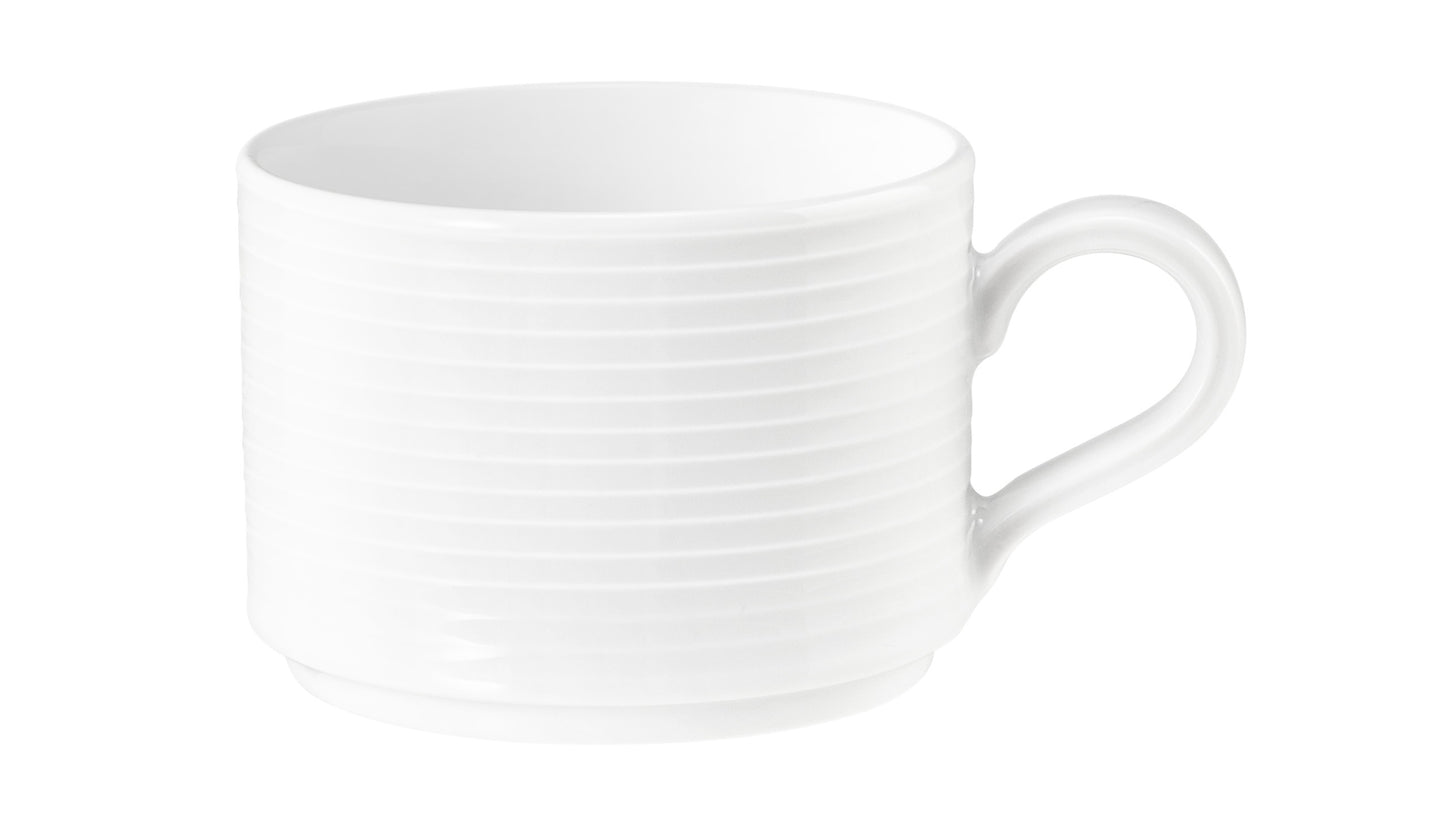 Weiße Kaffeetasse mit Rillenstruktur