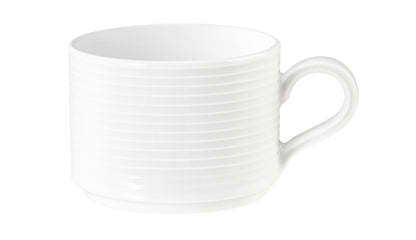 Weiße Kaffeetasse mit Rillenstruktur