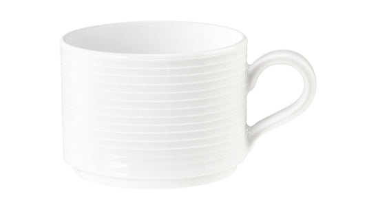 Weiße Kaffeetasse mit Rillenstruktur