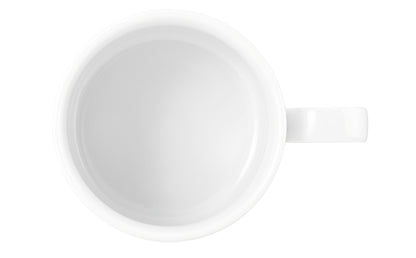 Weiße Kaffeetasse mit Rillenstruktur