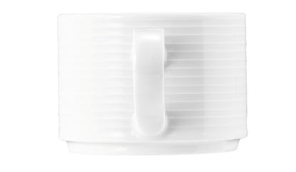 Weiße Kaffeetasse mit Rillenstruktur