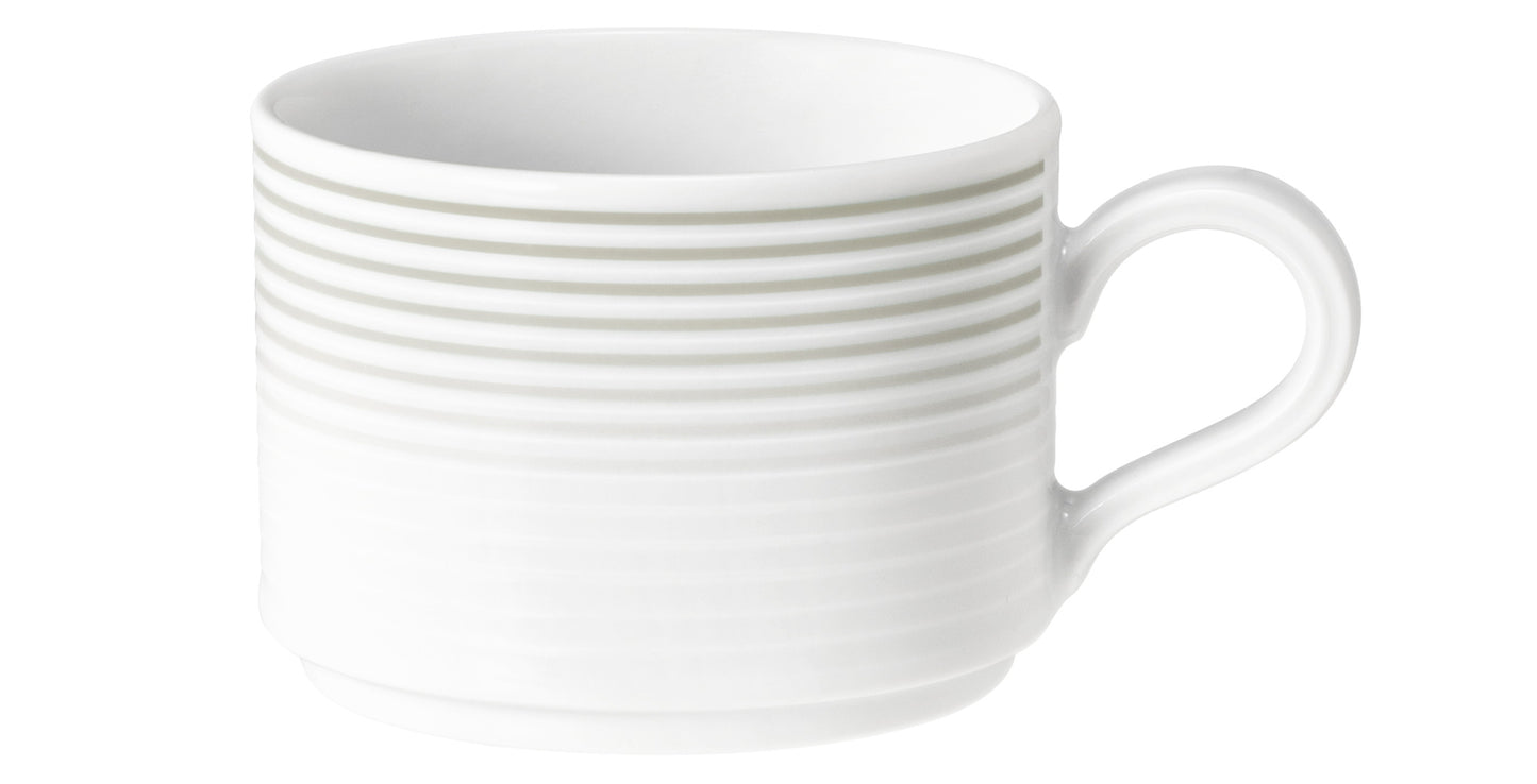 Weiße Kaffeetasse mit Rillenstruktur