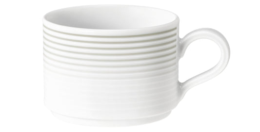 Weiße Kaffeetasse mit Rillenstruktur
