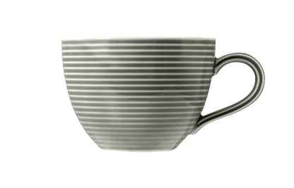 Graue Tasse mit Rillenstruktur