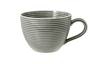 Graue Tasse mit Rillenstruktur