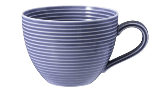 Blaue Kaffeetasse mit Rillenstruktur