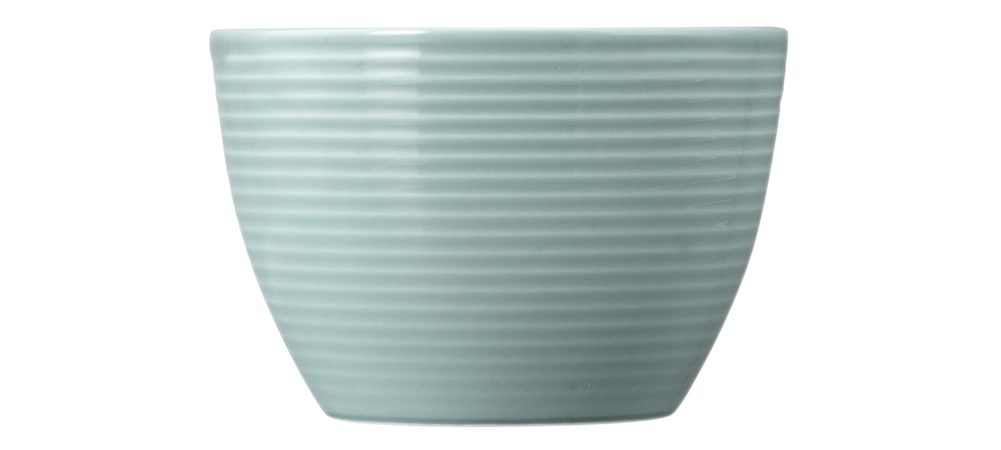 Blaue Keramikschale mit Wasser