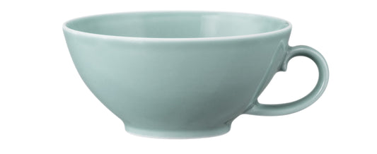 Blaue Kaffeetasse auf weißem Hintergrund