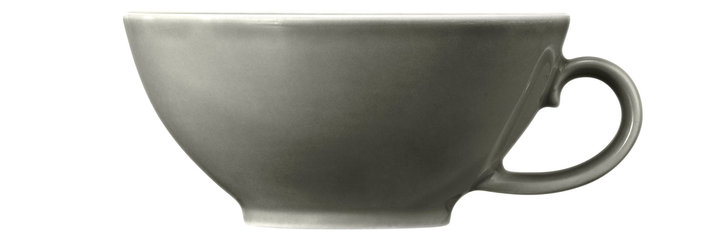 Graue Kaffeetasse auf weißem Hintergrund