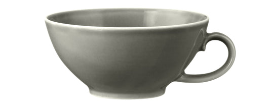 Graue Kaffeetasse auf weißem Hintergrund