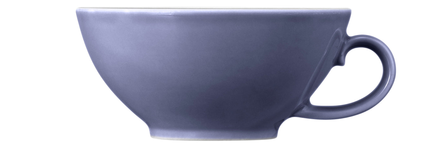 Blaue Kaffeetasse auf weißem Hintergrund