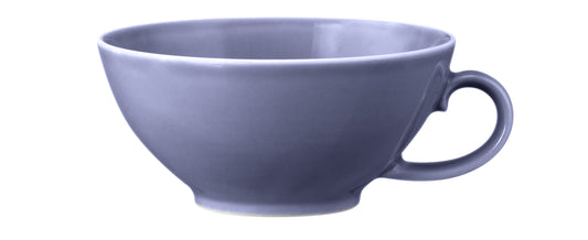 Blaue Kaffeetasse auf weißem Hintergrund