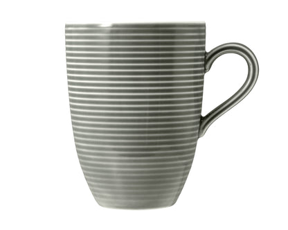 Grauer Kaffeetasse mit Rillenstruktur