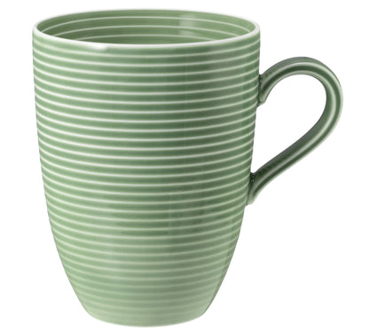 Grüne Tasse mit Streifenmuster