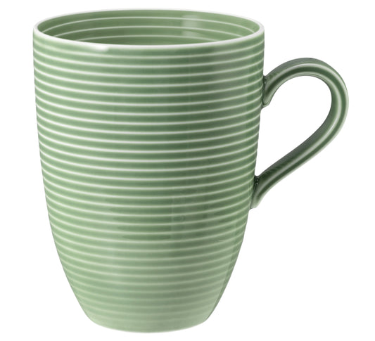 Grüne Tasse mit Streifenmuster