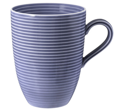 Blaue Kaffeetasse mit Rillenstruktur