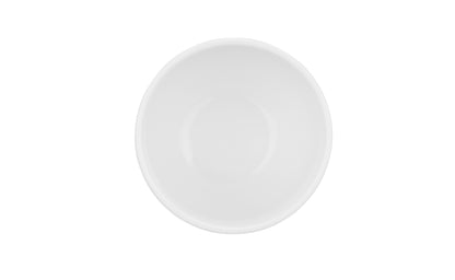 Weiße Porzellanschale auf weißem Hintergrund.